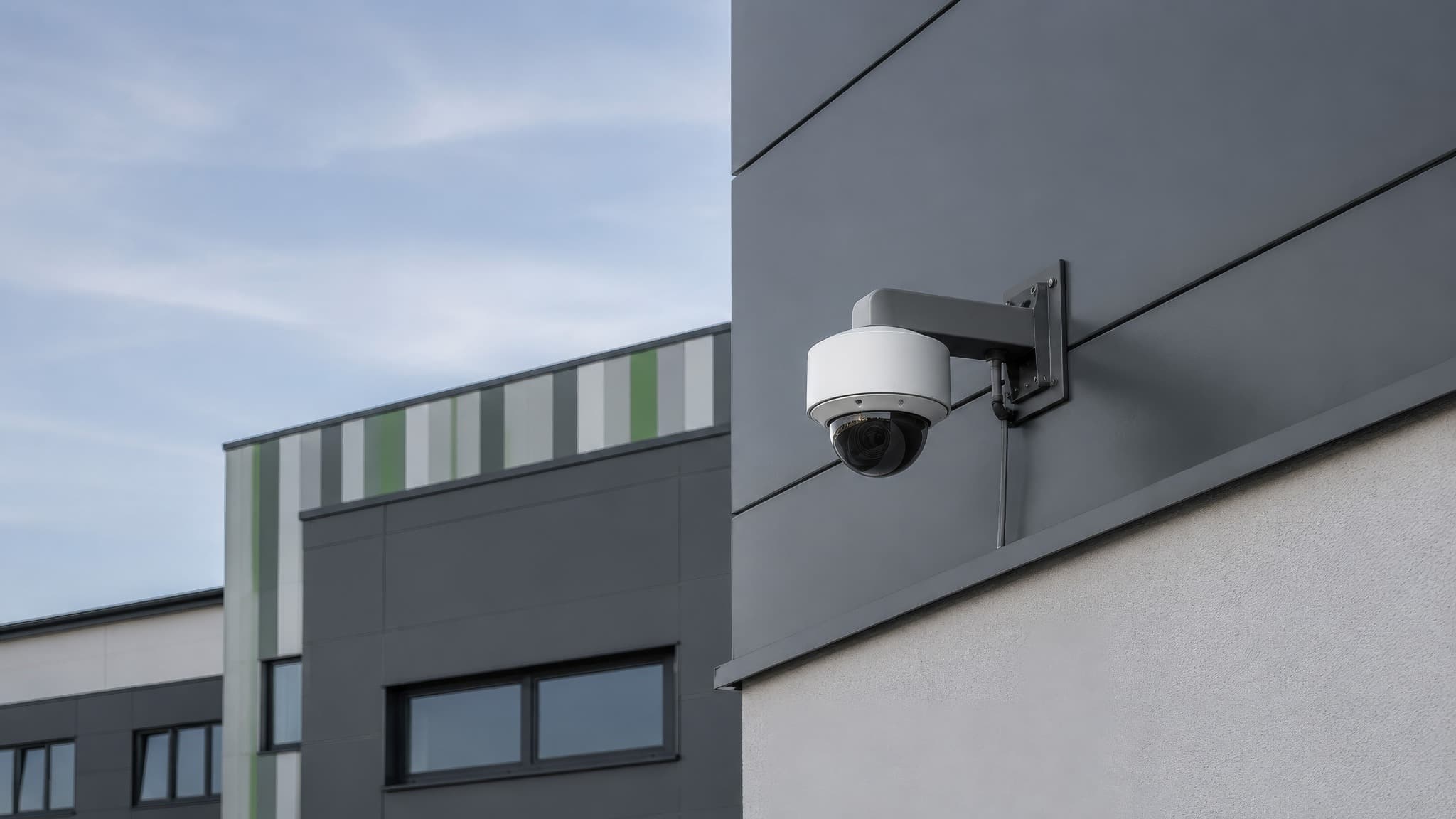 Dome-Kamera an einer modernen Gewerbefassade